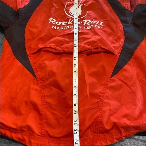 Brooks Chicago Rock n Roll Essential Race Jacket M - Picture 11 of 11